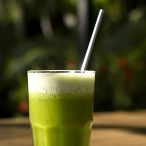 Primeira versão é o suco verde tradicional, com couve, limão, pepino e maçã