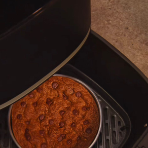 Receita do Fogaça resulta em torta cookie cremosa, dourada e com recheio de creme de avelã derretendo