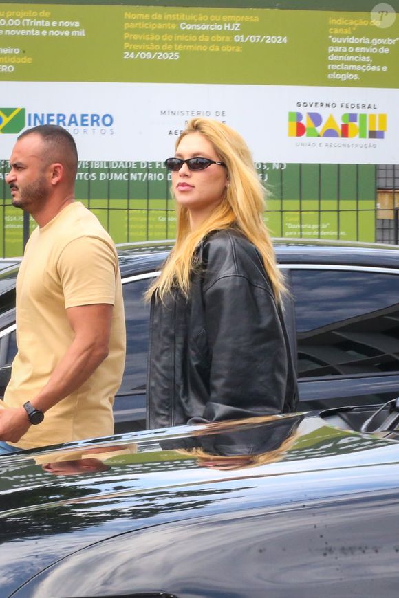 Esse aerolook elegante e minimalista é a aposta de Virgínia Fonseca em dia de compromissos; bolsa Hermès de R$ 130 mil é o destaque da produção!