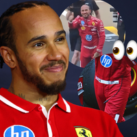 Lewis Hamilton, piloto da Ferrari, surge em vídeo acenando, mas um detalhe rouba a cena: 'Olha o tamanho da peça!'