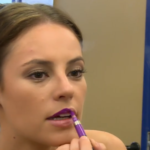 Durante participação no Vídeo Show, Paolla Oliveira contou que o produto era tão marcante que seus colegas de elenco agradeciam pelo acabamento seco do batom