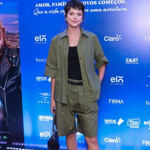 Adeus, calor! Agatha Moreira usou bermuda no lançamento do filme do namorado, Rodrigo Simas, 'Viva a Vida'