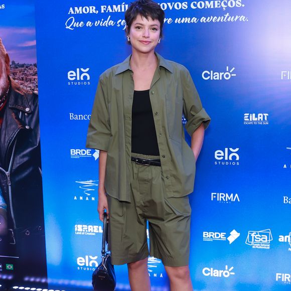 Adeus, calor! Agatha Moreira usou bermuda no lançamento do filme do namorado, Rodrigo Simas, 'Viva a Vida'