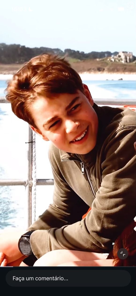 Príncipe George completa 13 anos e aparece em trilhas, praia e passeio de barco em vídeo divulgado pelo Palácio de Kensington; segundo a instituição, as imagens celebram o aniversário do herdeiro