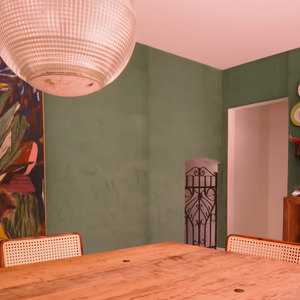 Casal também gosta de pratos decorativos e tem uma parede repleta deles