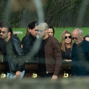 Sepultamento de Rick aconteceu em cerimônia privada nesta quinta-feira (24); Geralda Helena, mulher do sertanejo, foi amparada por amigos durante a despedida