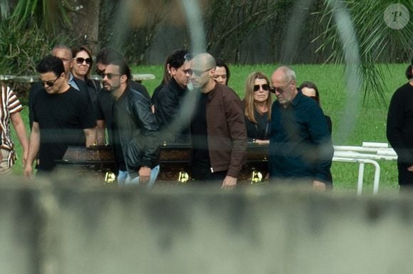 Sepultamento de Rick aconteceu em cerimônia privada nesta quinta-feira (24); Geralda Helena, mulher do sertanejo, foi amparada por amigos durante a despedida