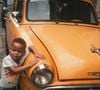 Na época, a educação era mais rígida, com foco em disciplina, responsabilidade e obediência, além de limites bem estabelecidos entre adultos e crianças