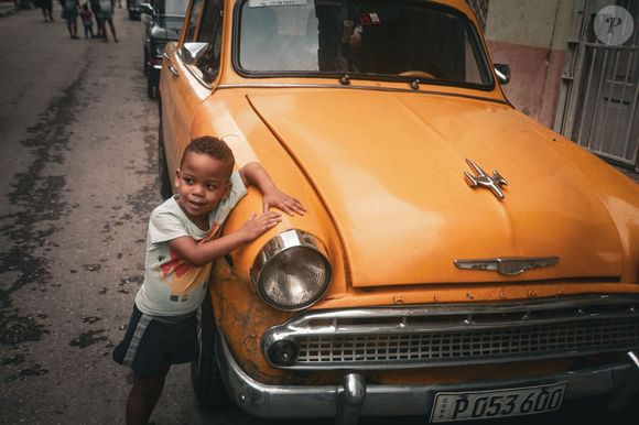 Na época, a educação era mais rígida, com foco em disciplina, responsabilidade e obediência, além de limites bem estabelecidos entre adultos e crianças