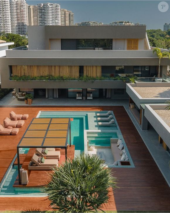 Casa de 1,7 mil m² no Rio traduz o estilo de vida de Paolla Oliveira e Diogo Nogueira, com ambientes amplos, integrados e pensados para o convívio diário