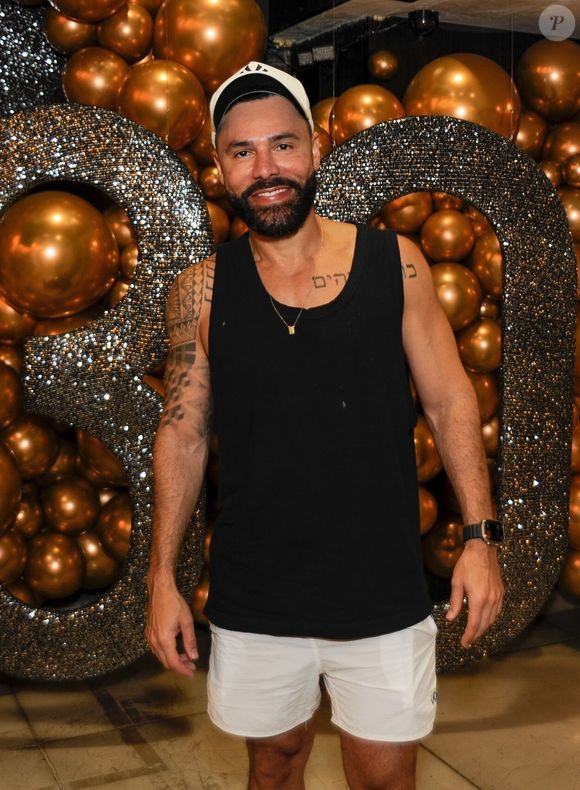 Rodrigo Sant'Anna também começou a deixar a barba mais preenchida, o que não podia durante o 'Zorra Total'