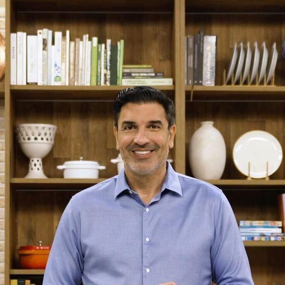 Edu Guedes foi diagnosticado com uma infecção originária de cálculo renal. Com isso, o chef precisou ser submetido a uma cirurgia de emergência para remoção do cálculo