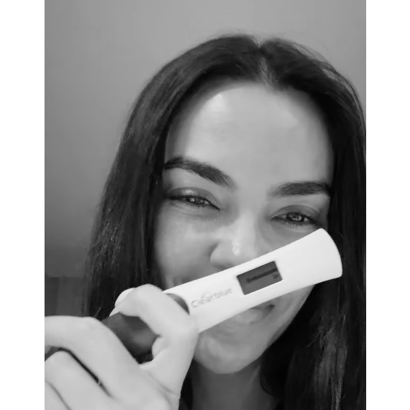 Esposa de Daniel Alves, Joana Sanz publicou um vídeo com o teste de gravidez positivo no seu perfil do Instagram.