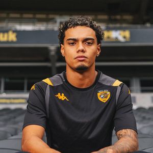 Trajetória internacional de João Mendes inclui passagens por Cruzeiro, Barcelona e clubes ingleses. Informações destacam formação sólida do filho de Ronaldinho Gaúcho no futebol