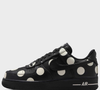 A Nike atualizou o clássico Air Force 1 ao combinar sua silhueta tradicional com a estampa de poá, criando uma proposta moderna e marcante
