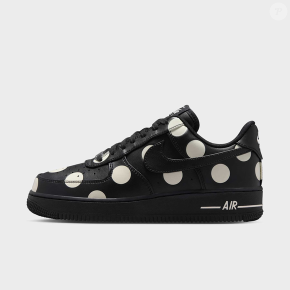A Nike atualizou o clássico Air Force 1 ao combinar sua silhueta tradicional com a estampa de poá, criando uma proposta moderna e marcante