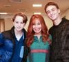 Filhos de Danielle Winits, Noah e Guy posaram com a mãe na pré-estreia de 'Meninas Malvadas - O Musical'