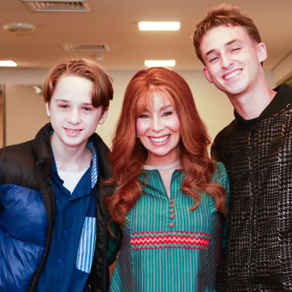 Filhos de Danielle Winits, Noah e Guy posaram com a mãe na pré-estreia de 'Meninas Malvadas - O Musical'