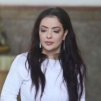 Abalada, Li Martins chora e é amparada por amigos em missa de sétimo dia de JP Mantovani, morto em acidente trágico de moto. Fotos!