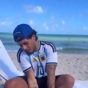 Zé Felipe, de meia na praia, foi zoado pela amiga de Virgínia, que acabou mostrando o ex-casal na praia