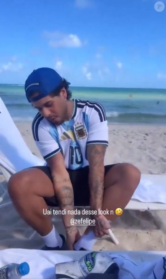 Zé Felipe, de meia na praia, foi zoado pela amiga de Virgínia, que acabou mostrando o ex-casal na praia