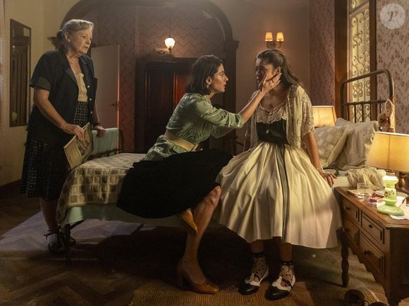 Clarice (Carol Castro) passa a mão na cabeça de Bia (Maísa) reclama Beatriz em 'Garota do Momento