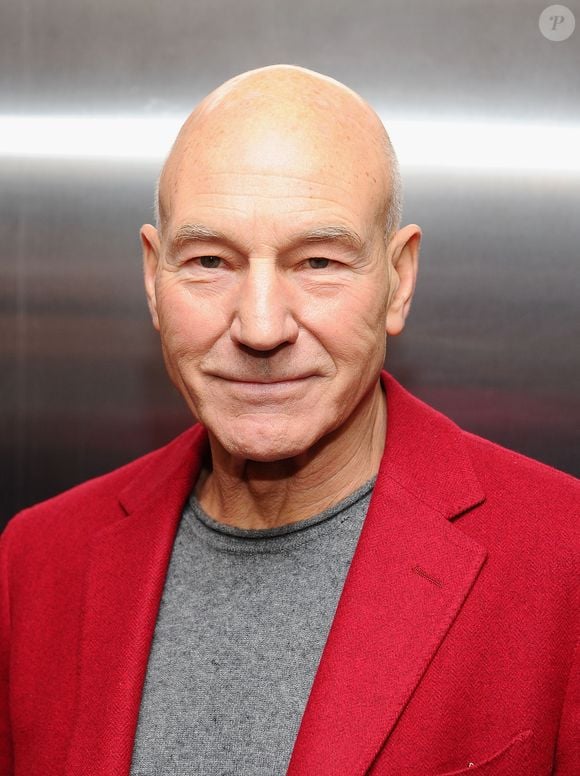 Patrick Stewart marcou a franquia 'X-Men' ao interpretar Charles Xavier, o Professor X, líder dos mutantes. O ator morreu aos 86 anos, em outubro de 2026