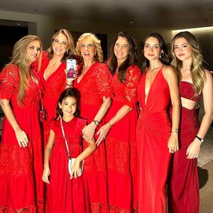 Ticiane Pinheiro, a mãe, Helô Pinheiro, e a filha Manuella combinaram roupa vermelha com outras pessoas da família