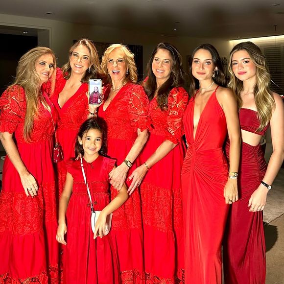 Ticiane Pinheiro, a mãe, Helô Pinheiro, e a filha Manuella combinaram roupa vermelha com outras pessoas da família