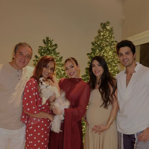 Grávida pela primeira vez, Jade Magalhães destacou o barrigão em foto com o marido, Luan Santana