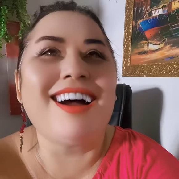 Cleo Loyola se apresenta como ‘bruxa macumbeira’ nas redes sociais