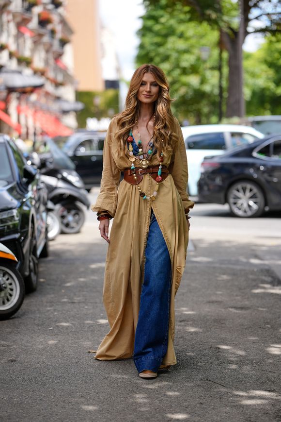 Uma das tendências mais ousadas e práticas é usar vestidos sobre calças. O segredo é evitar calças justas como skinny jeans, que podem criar volume indesejado sob o vestido.