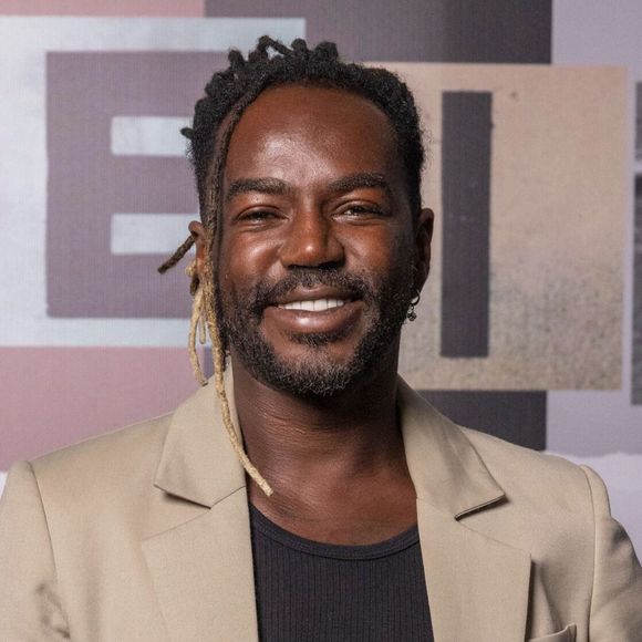 Jonathan Azevedo, ator de novelas como 'Terra e Paixão', descobriu tarde que foi adotado: "Acho que foi uma das primeiras porradas que tomei na vida."