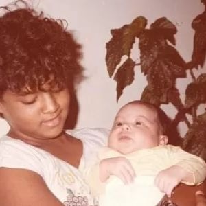 Preta Gil, na adolescência, segurando o irmão Bem Gil