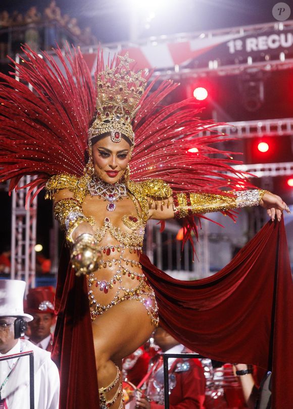 Juliana Paes usou fantasia avaliada em 100 mil euros, R$ 620,7 mil na atual cotação, segundo informações do jornal O Globo