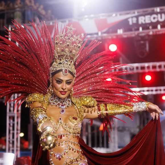 Juliana Paes usou fantasia avaliada em 100 mil euros, R$ 620,7 mil na atual cotação, segundo informações do jornal O Globo