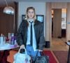 Virginia fica em dúvida entre bolsas da grife Balenciaga