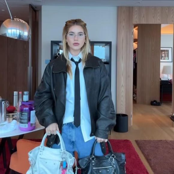 Virginia fica em dúvida entre bolsas da grife Balenciaga