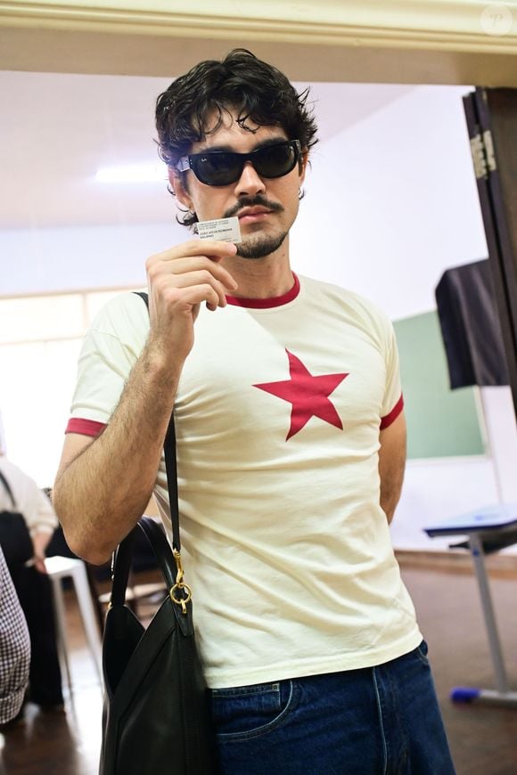 O cantor Jão também votou; artista usou camisa com estrela vermelha no centro - referência ao Partido dos Trabalhadores, de Lula