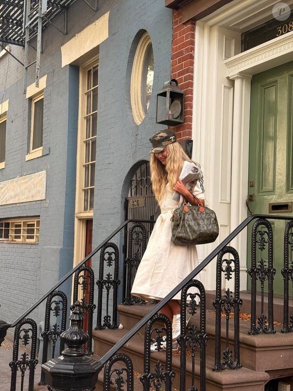 Versátil, o tênis transita entre produções urbanas e elegantes, dialogando com a tendência de unir estética refinada e funcionalidade no dia a dia