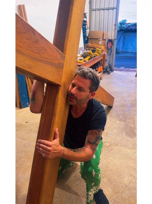 Henri Castelli já ensaiou com a cruz que vai carregar ao dar vida a Jesus na Paixão de Cristo