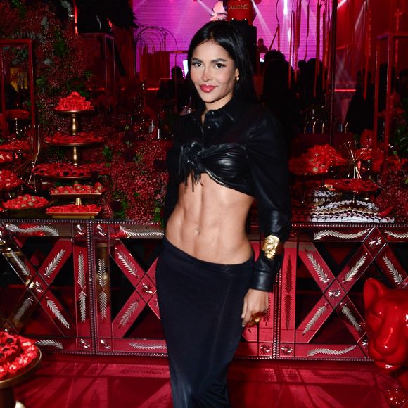 Flay coloca o tanquinho para jogo em vestido sensual para festa de 27 anos da MC Mirella