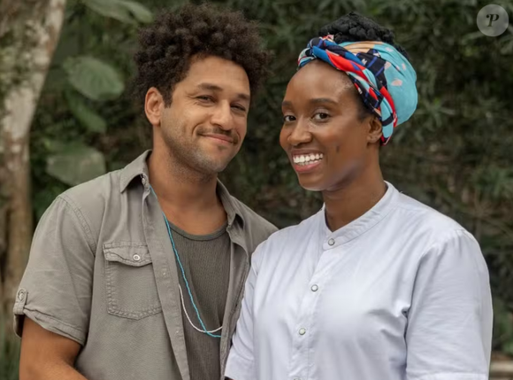 Dhu (Ivy Souza) assumiu romance com Waner (Bruno Quixotte) em Mania de Você