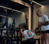 O treino de Mel Maia tem, em média, uma hora e meia de duração, incluindo trabalho cardiovascular, essencial para aprimorar seu condicionamento e garantir que ela aproveite ao máximo cada estímulo do treino.