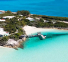 Vista aérea mostra a ilha privada comprada por Nicolas Cage nas Bahamas durante sua fase mais milionária em Hollywood