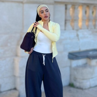 Nem Zara, nem C&A: encontrei na Bershka um tênis amarelo manteiga que substitui o Adidas Samba por menos de R$ 200 para combinar com calça larga