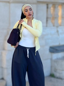 Nem Zara, nem C&A: encontrei na Bershka um tênis amarelo manteiga que substitui o Adidas Samba por menos de R$ 200 para combinar com calça larga