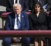Para a ocasião, Donald Trump escolheu um terno azul royal que o destacou em meio à multidão