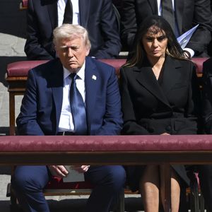 Para a ocasião, Donald Trump escolheu um terno azul royal que o destacou em meio à multidão