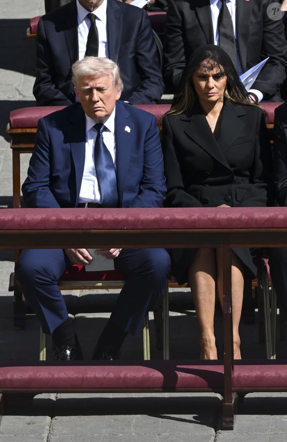 Para a ocasião, Donald Trump escolheu um terno azul royal que o destacou em meio à multidão